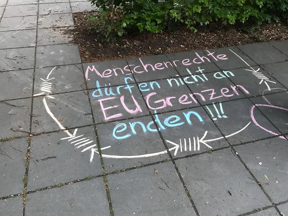 "Menschenrechte dürfen nicht an EU-Grenzen enden" mit Kreide auf das Trottoir geschrieben.