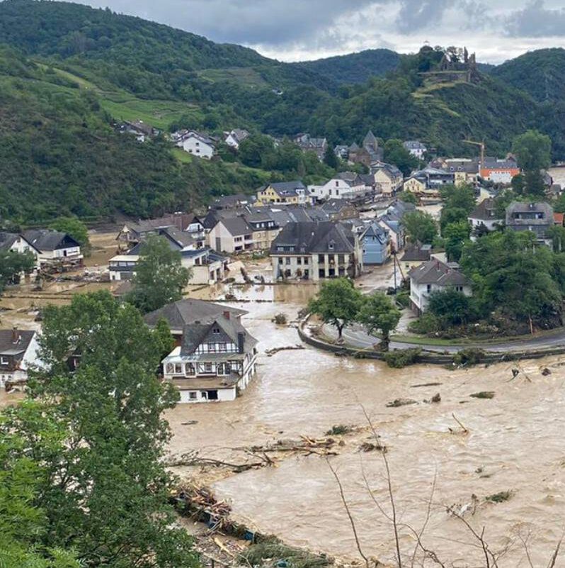 Bild eines überfluteten Dorfs im Flut-Katastrophengebiet.