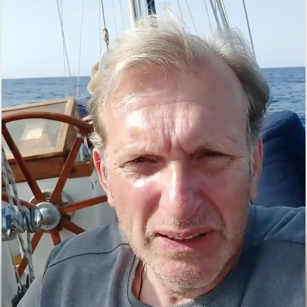 Prof. Dr. Tabert auf einem Schiff im Mittelmeer.