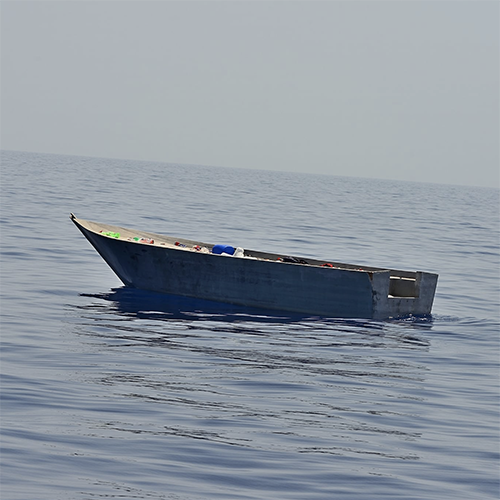 Leeres kleines Boot auf dem Mittelmeer.